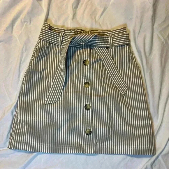 Abercrombie & Fitch Dresses & Skirts - Abercrombie Skirt Women's Size Xs Beige And White Stripe Tie Front Buttons